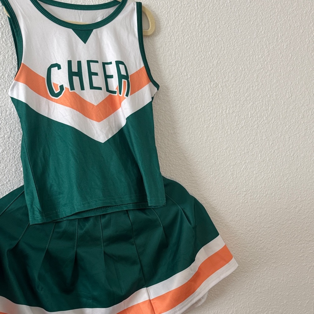 Cheer outfit for girl size large (7/8)
Perfect for Halloween outfit or dress up